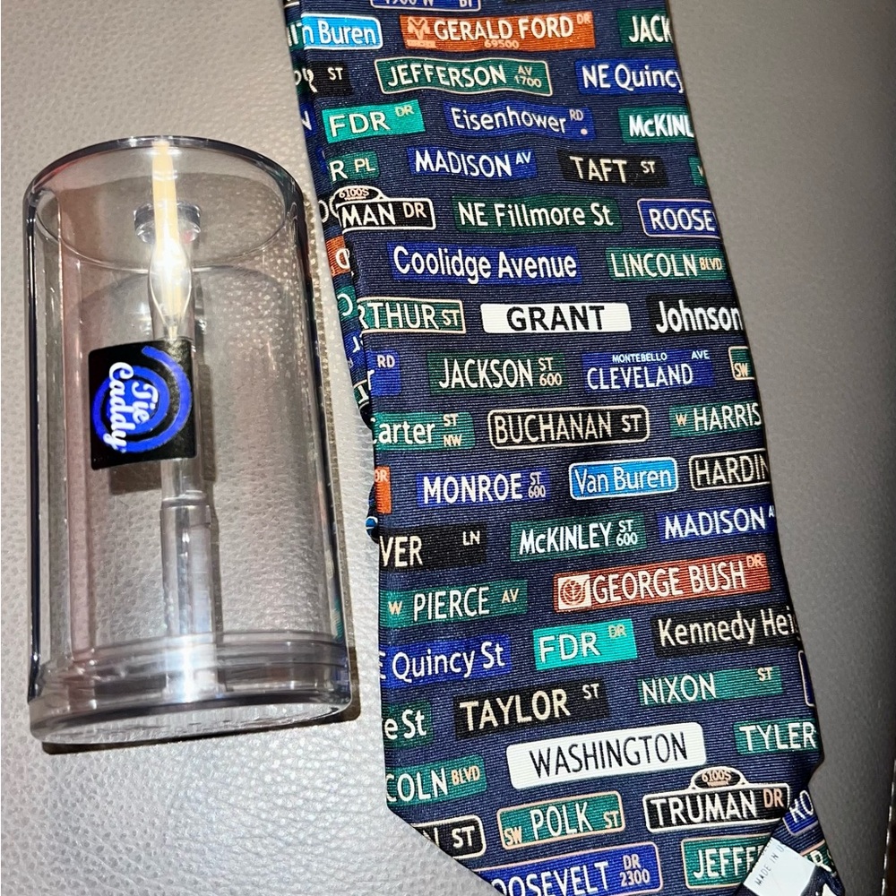 SMITHSONIAN Institution Presidential streets tie with Tie Caddy